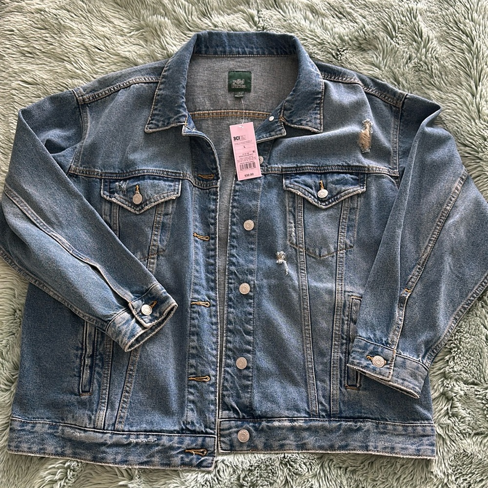 Brand new Wild Fable medium-washed denim jacket from Target 🎯